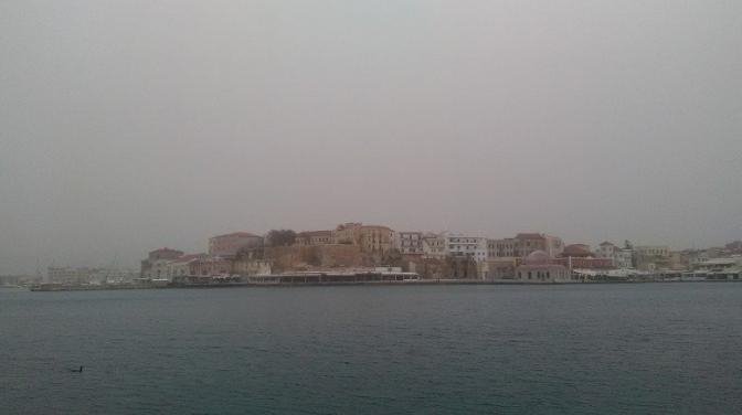 Σκηνικό θρίλερ στα Χανιά -Τα «σκέπασε» κόκκινη ομίχλη  [εικόνες]  | iefimerida.gr 1