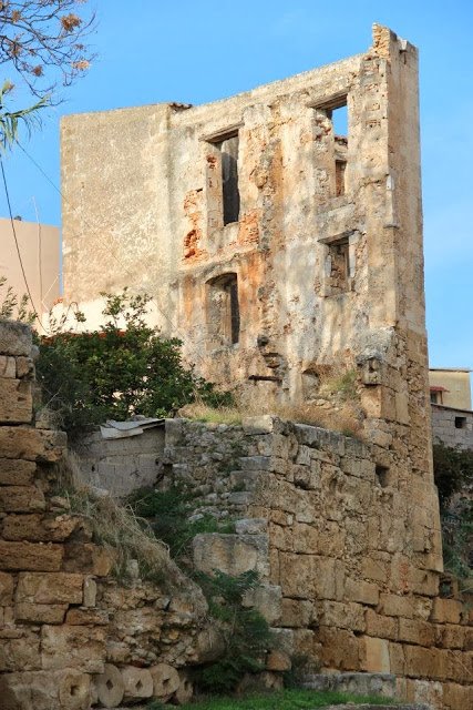 Χανιά: Κατεδαφίζουν 7 επικίνδυνα κτίσματα για την ανάδειξη του Βυζαντινού τείχους | iefimerida.gr 0