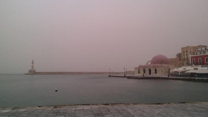 Σκηνικό θρίλερ στα Χανιά -Τα «σκέπασε» κόκκινη ομίχλη  [εικόνες]  | iefimerida.gr 0