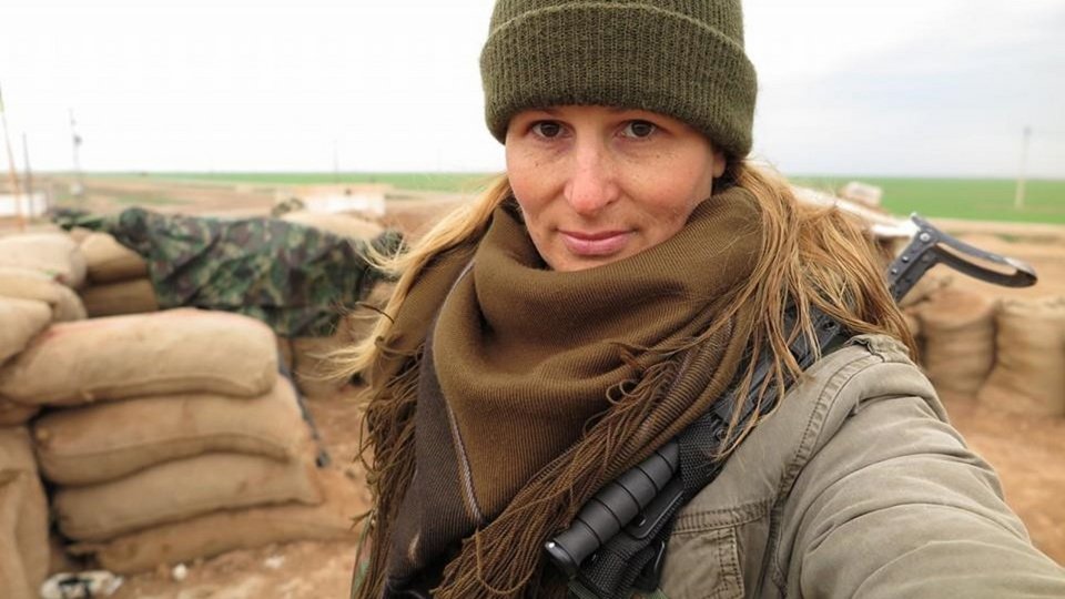 Πανέμορφη Καναδή, πρώην μοντέλο, πολεμάει με τους Κούρδους εναντίον των τζιχαντιστών [εικόνες] | iefimerida.gr 1