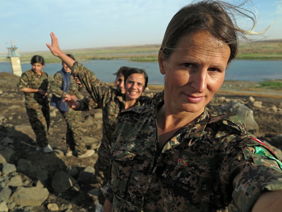 Πανέμορφη Καναδή, πρώην μοντέλο, πολεμάει με τους Κούρδους εναντίον των τζιχαντιστών [εικόνες] | iefimerida.gr 2