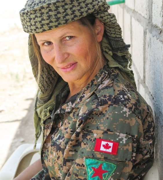 Πανέμορφη Καναδή, πρώην μοντέλο, πολεμάει με τους Κούρδους εναντίον των τζιχαντιστών [εικόνες] | iefimerida.gr 3