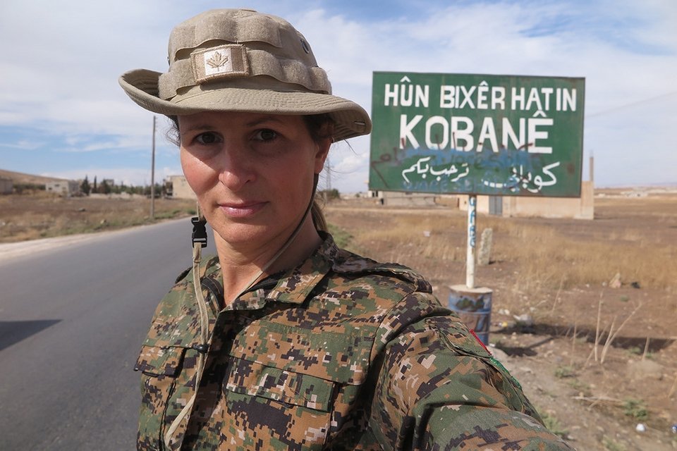 Πανέμορφη Καναδή, πρώην μοντέλο, πολεμάει με τους Κούρδους εναντίον των τζιχαντιστών [εικόνες] | iefimerida.gr 4