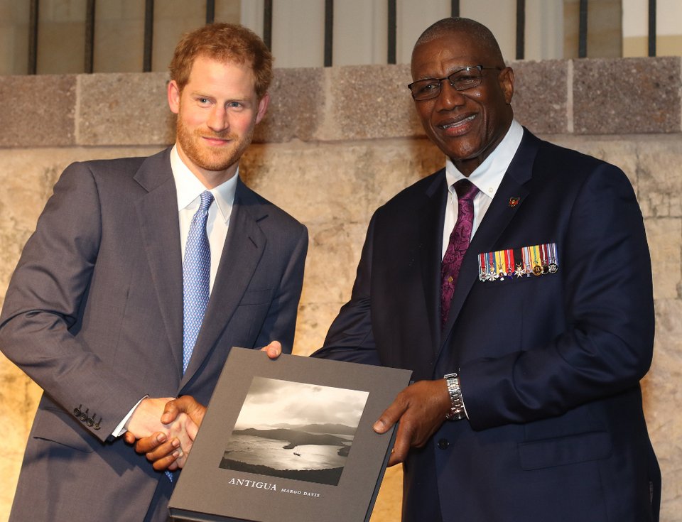 Αμήχανες στιγμές: Οταν πρωθυπουργός μίλησε στον πρίγκιπα Χάρι για τη σύντροφό του [εικόνες] | iefimerida.gr 1