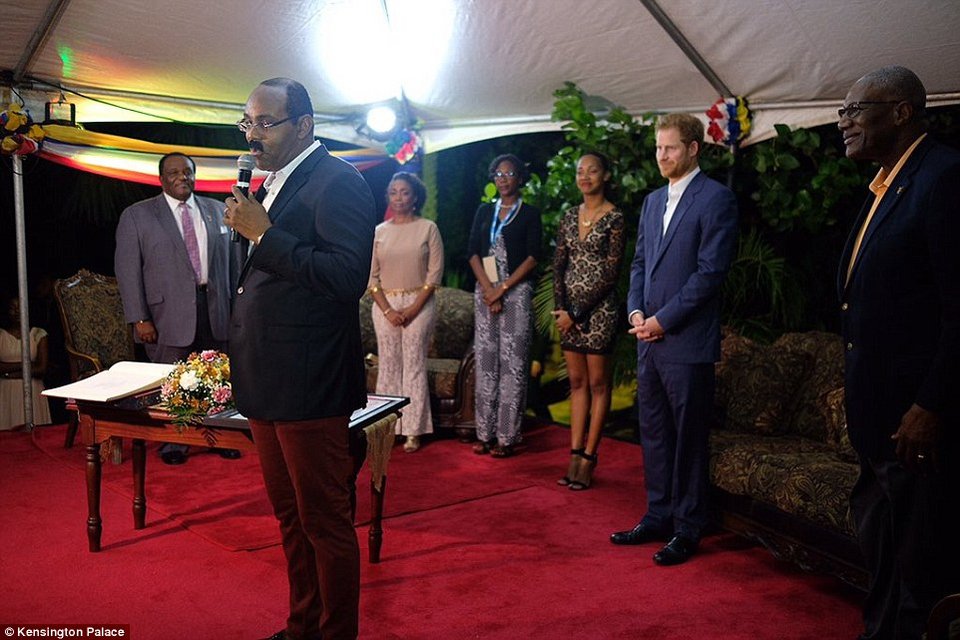 Αμήχανες στιγμές: Οταν πρωθυπουργός μίλησε στον πρίγκιπα Χάρι για τη σύντροφό του [εικόνες] | iefimerida.gr 0