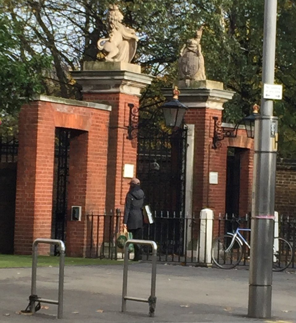 Φωτογραφίες: Η 35χρονη ηθοποιός μένει με τον πρίγκιπα Χάρι στο παλάτι [εικόνες] | iefimerida.gr 2