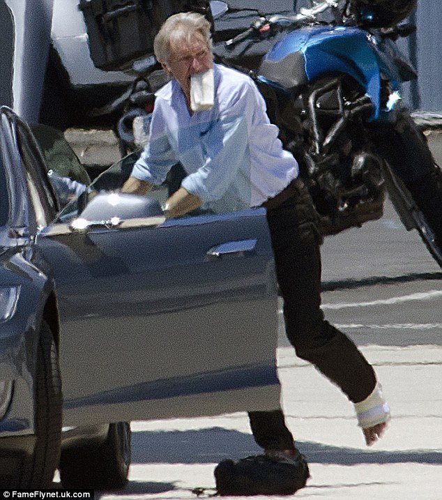 O Χάρισον Φορντ εκπαιδεύεται στο «κουτσό» με την πιο περίεργη πατερίτσα μετά το ατύχημα του [εικόνες] | iefimerida.gr 0