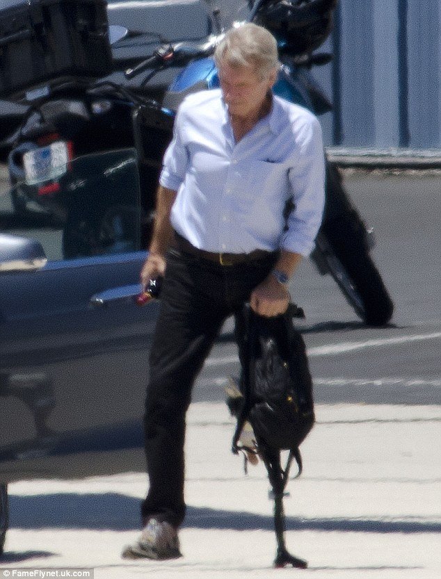 O Χάρισον Φορντ εκπαιδεύεται στο «κουτσό» με την πιο περίεργη πατερίτσα μετά το ατύχημα του [εικόνες] | iefimerida.gr 3