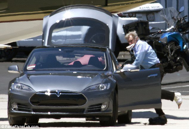 O Χάρισον Φορντ εκπαιδεύεται στο «κουτσό» με την πιο περίεργη πατερίτσα μετά το ατύχημα του [εικόνες] | iefimerida.gr 2