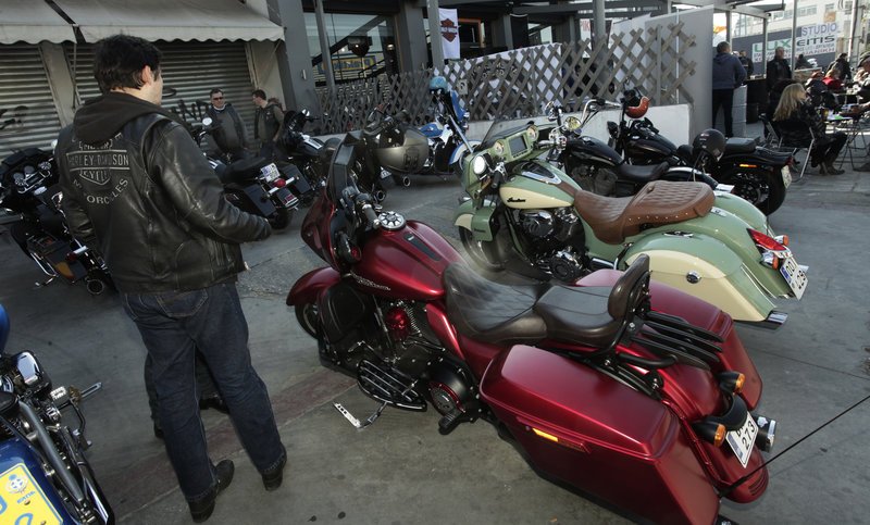 Δερμάτινα μπουφάν και γκάζια -Οσα έγιναν στην κοπή πίτας των φίλων Harley Davidson [εικόνες] | iefimerida.gr 24