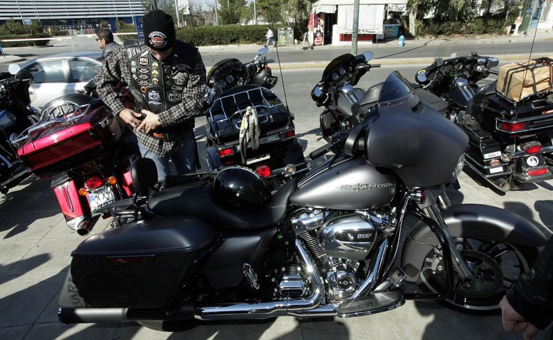 Δερμάτινα μπουφάν και γκάζια -Οσα έγιναν στην κοπή πίτας των φίλων Harley Davidson [εικόνες] | iefimerida.gr 3