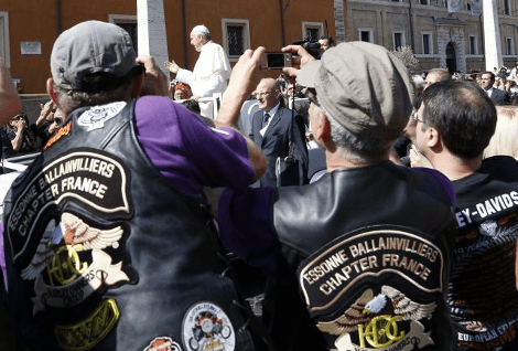 Χιλιάδες μηχανόβιοι με Χάρλεϊ εισβάλλουν στον Αγιο Πέτρο και ζητούν την ευλογία του Πάπα [εικόνες] | iefimerida.gr 1