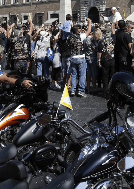 Χιλιάδες μηχανόβιοι με Χάρλεϊ εισβάλλουν στον Αγιο Πέτρο και ζητούν την ευλογία του Πάπα [εικόνες] | iefimerida.gr 3