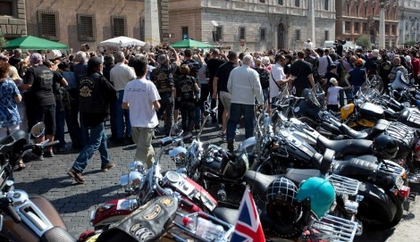 Χιλιάδες μηχανόβιοι με Χάρλεϊ εισβάλλουν στον Αγιο Πέτρο και ζητούν την ευλογία του Πάπα [εικόνες] | iefimerida.gr 4