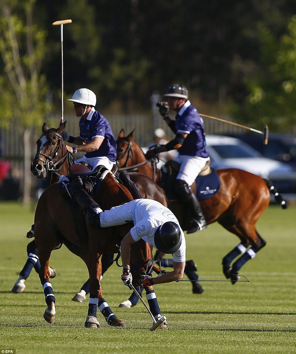 O Χάρι έφαγε... χορτάρι - Η επική τούμπα του πρίγκιπα της Μεγάλης Βρετανίας από το άλογο [εικόνες] | iefimerida.gr 1