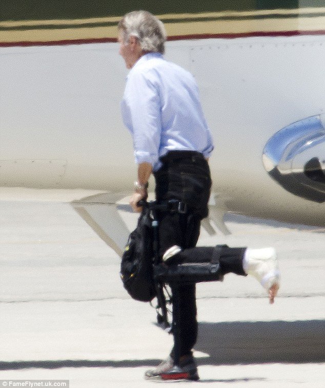 O Χάρισον Φορντ εκπαιδεύεται στο «κουτσό» με την πιο περίεργη πατερίτσα μετά το ατύχημα του [εικόνες] | iefimerida.gr 4