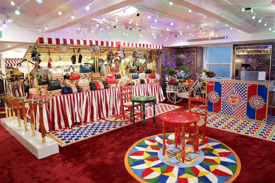 Οι Dolce & Gabbana στόλισαν τις βιτρίνες του Harrods για τα Χριστούγεννα- Παραμυθένιο σκηνικό [εικόνες & βίντεο] | iefimerida.gr 7