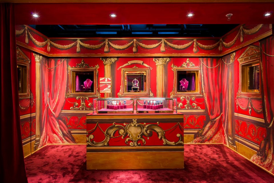 Οι Dolce & Gabbana στόλισαν τις βιτρίνες του Harrods για τα Χριστούγεννα- Παραμυθένιο σκηνικό [εικόνες & βίντεο] | iefimerida.gr 5