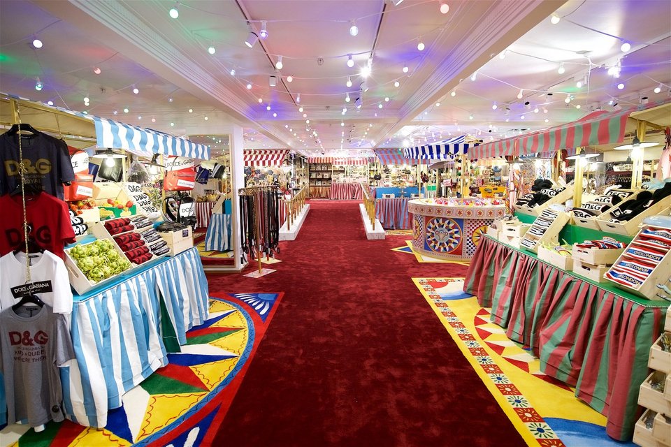 Οι Dolce & Gabbana στόλισαν τις βιτρίνες του Harrods για τα Χριστούγεννα- Παραμυθένιο σκηνικό [εικόνες & βίντεο] | iefimerida.gr 6