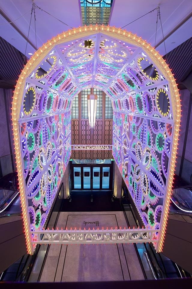 Οι Dolce & Gabbana στόλισαν τις βιτρίνες του Harrods για τα Χριστούγεννα- Παραμυθένιο σκηνικό [εικόνες & βίντεο] | iefimerida.gr 4