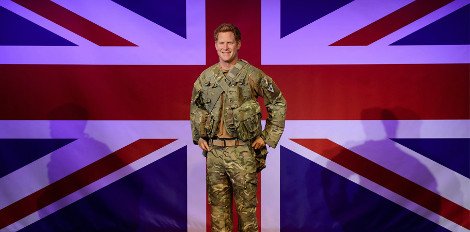 Πληρώστε 50 λίρες για μία selfie με τον πρίγκιπα Χάρι -Ποζάρει χαμογελαστός δίπλα στις θαυμάστριές του [εικόνες] | iefimerida.gr 1