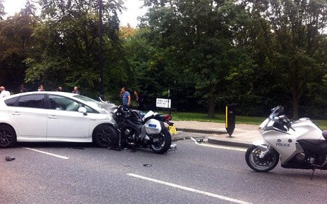 Σε τροχαίο ενεπλάκη ο πρίγκιπας Χάρι: Αναίσθητος ο ένας οδηγός -Νόμιζαν ότι ήταν τρομοκρατική επίθεση [εικόνες] | iefimerida.gr 1