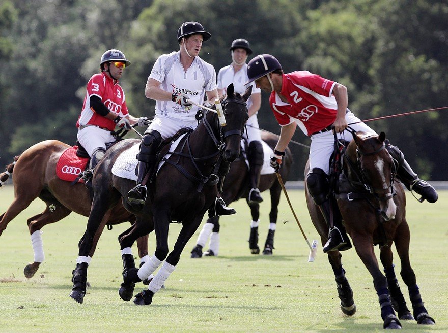 Οι πρίγκιπες Γουίλιαμ και Χάρι καβάλησαν τα άλογα και.. το έριξαν στο πόλο [εικόνες] | iefimerida.gr 0