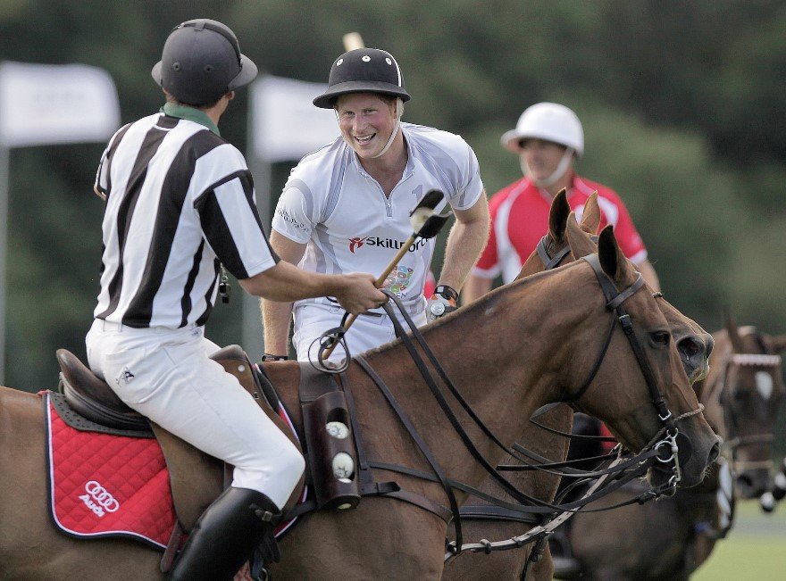 Οι πρίγκιπες Γουίλιαμ και Χάρι καβάλησαν τα άλογα και.. το έριξαν στο πόλο [εικόνες] | iefimerida.gr 1