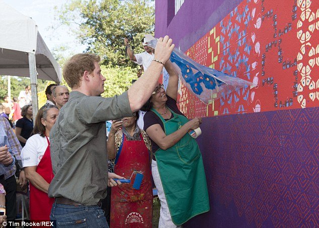 Ο πρίγκιπας Χάρι καταϊδρωμένος τσαπίζει -Αποβιβάστηκε από το τζετ για να φυτέψει δέντρα στο Σάο Πάολο [εικόνες] | iefimerida.gr 9