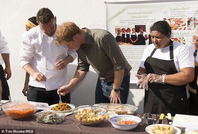 Ο πρίγκιπας Χάρι καταϊδρωμένος τσαπίζει -Αποβιβάστηκε από το τζετ για να φυτέψει δέντρα στο Σάο Πάολο [εικόνες] | iefimerida.gr 10
