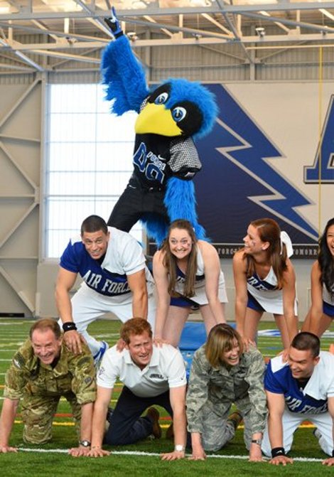 Σε νέες περιπέτειες ο πρίγκιπας Χάρι – Παιχνιδάκια με τσιρλίντερς στις ΗΠΑ [εικόνες] | iefimerida.gr 2