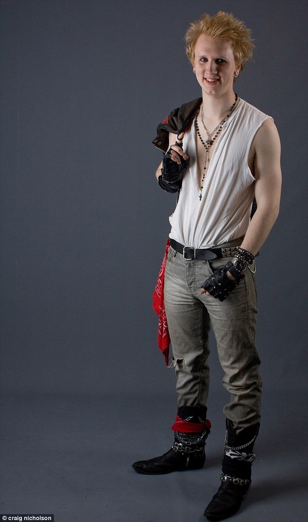 Αυτός είναι ο αλλόκοτος αδελφός του σέξι «Τζέιμς Μποντ» [εικόνες]  | iefimerida.gr 1