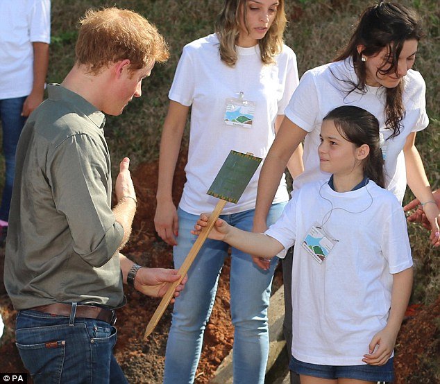 Ο πρίγκιπας Χάρι καταϊδρωμένος τσαπίζει -Αποβιβάστηκε από το τζετ για να φυτέψει δέντρα στο Σάο Πάολο [εικόνες] | iefimerida.gr 8