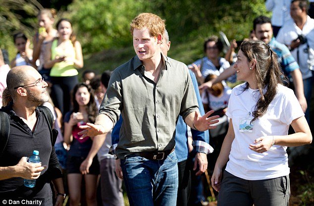 Ο πρίγκιπας Χάρι καταϊδρωμένος τσαπίζει -Αποβιβάστηκε από το τζετ για να φυτέψει δέντρα στο Σάο Πάολο [εικόνες] | iefimerida.gr 3