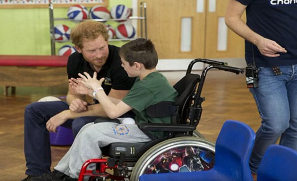 Η επική απάντηση του πρίγκιπα Χάρι όταν τον ρώτησαν αν θα γίνει ποτέ βασιλιάς [εικόνες & βίντεο] | iefimerida.gr 1