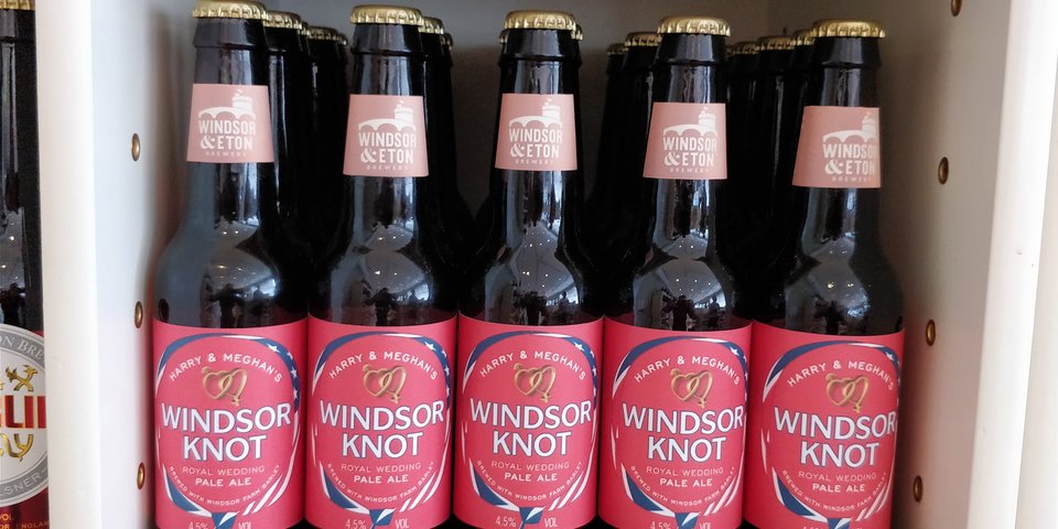 Φρενίτιδα με σουβενίρ για τον πριγκιπικό γάμο -Μπύρες, σερβίτσια, μέχρι και προφυλακτικά [εικόνες] | iefimerida.gr 4