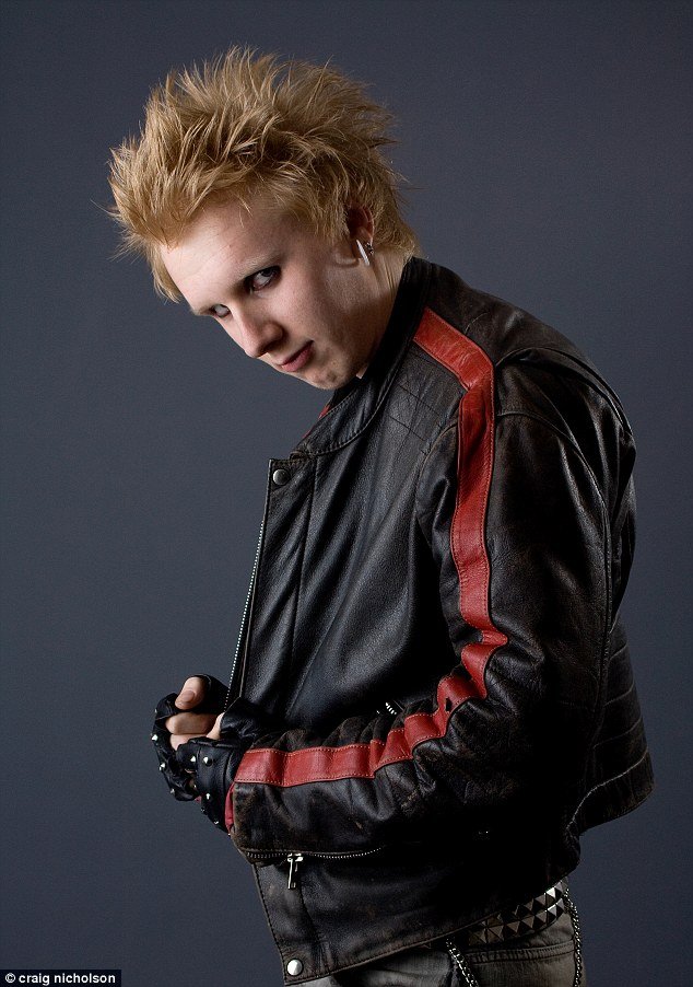 Αυτός είναι ο αλλόκοτος αδελφός του σέξι «Τζέιμς Μποντ» [εικόνες]  | iefimerida.gr 0