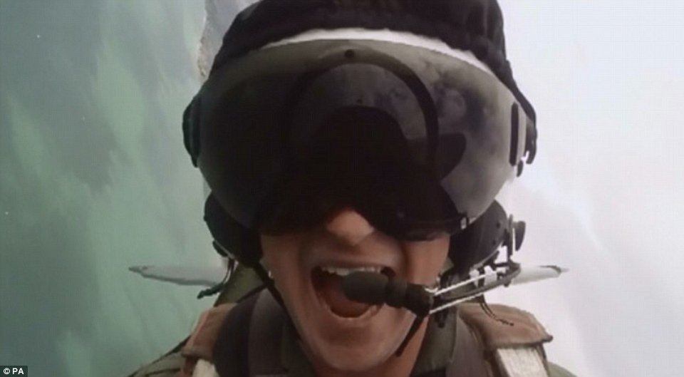 Τα... είδε όλα ο πρίγκιπας Χάρι πετώντας με ένα Spitfire [εικόνες & βίντεο] | iefimerida.gr 1