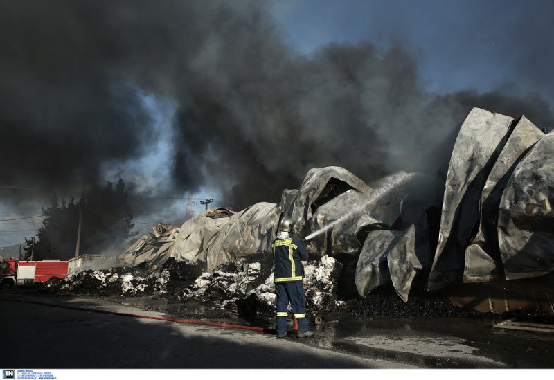Μεγάλη πυρκαγιά σε αποθήκη χαρτικών στο Μενίδι -Ενας τραυματίας [εικόνες] | iefimerida.gr 0