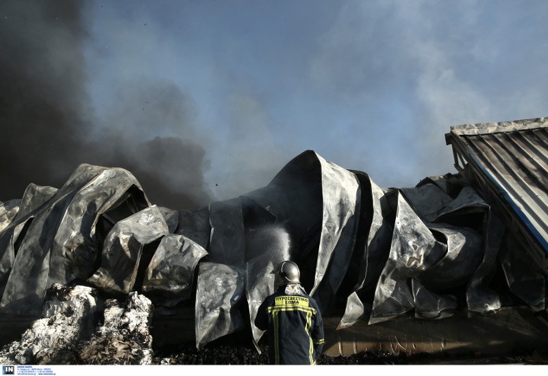 Μεγάλη πυρκαγιά σε αποθήκη χαρτικών στο Μενίδι -Ενας τραυματίας [εικόνες] | iefimerida.gr 1