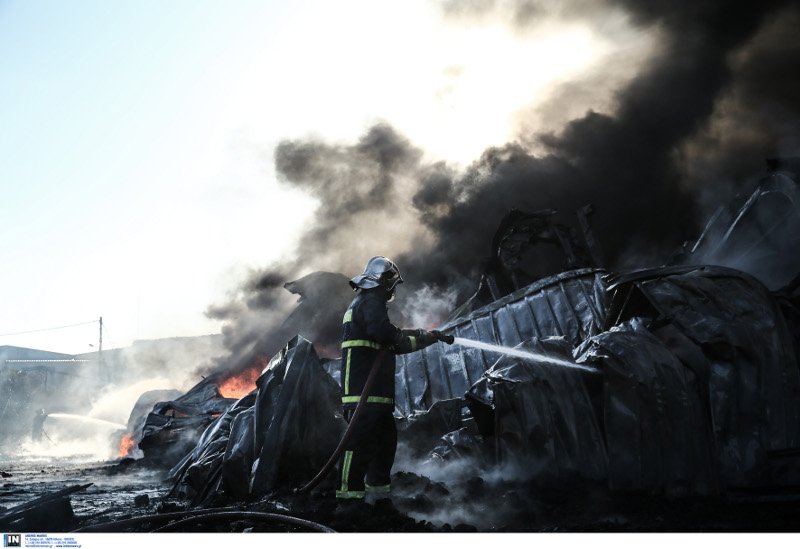 Μεγάλη πυρκαγιά σε αποθήκη χαρτικών στο Μενίδι -Ενας τραυματίας [εικόνες] | iefimerida.gr 2
