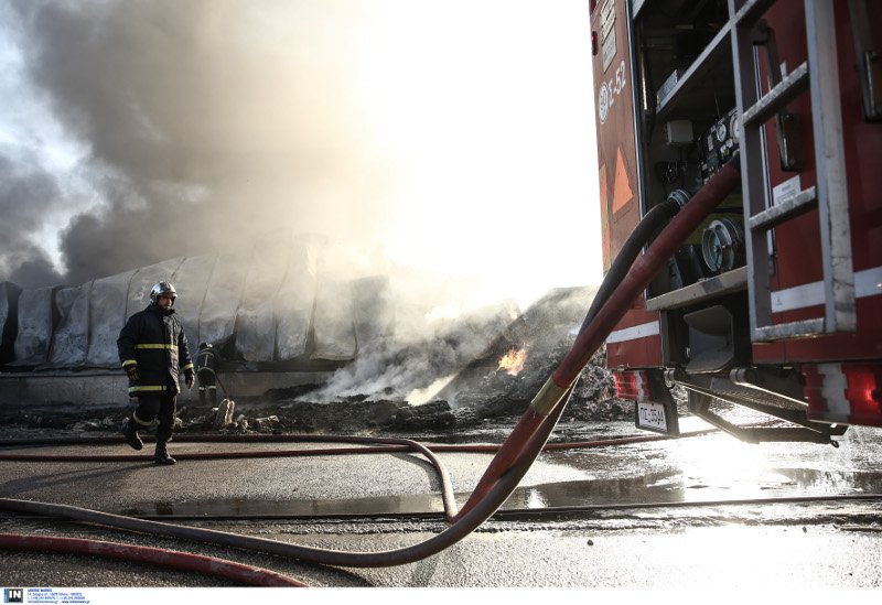 Μεγάλη πυρκαγιά σε αποθήκη χαρτικών στο Μενίδι -Ενας τραυματίας [εικόνες] | iefimerida.gr 3