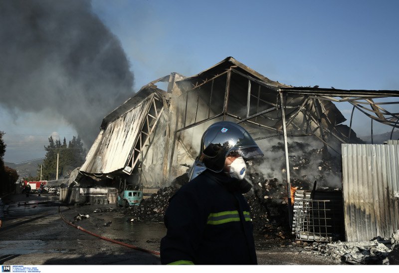 Μεγάλη πυρκαγιά σε αποθήκη χαρτικών στο Μενίδι -Ενας τραυματίας [εικόνες] | iefimerida.gr 4