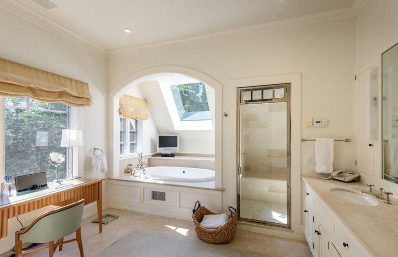 Για ψίχουλα πούλησε την πολυτελή του κατοικία στα Χάμπτονς ο Χάρβεϊ Γουάινστιν [εικόνες]  | iefimerida.gr 6