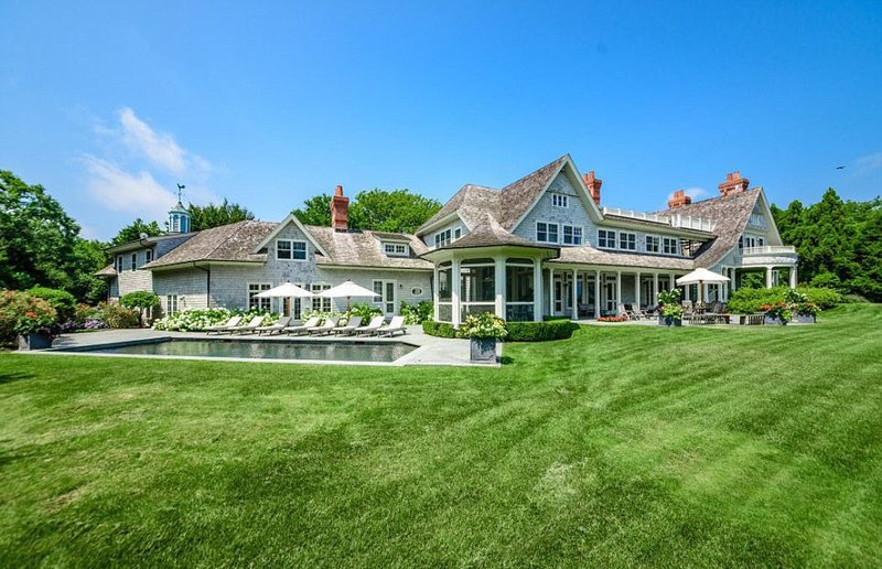 Για ψίχουλα πούλησε την πολυτελή του κατοικία στα Χάμπτονς ο Χάρβεϊ Γουάινστιν [εικόνες]  | iefimerida.gr 7