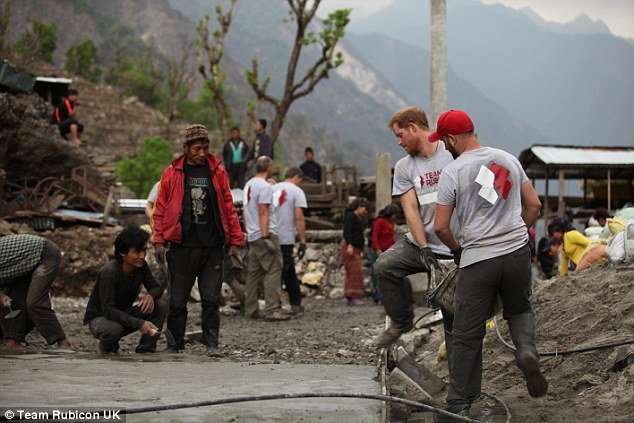 Ενας πρίγκιπας στις λάσπες: Ο Χάρι έχτισε σχολεία στο Νεπάλ [εικόνες] | iefimerida.gr 2