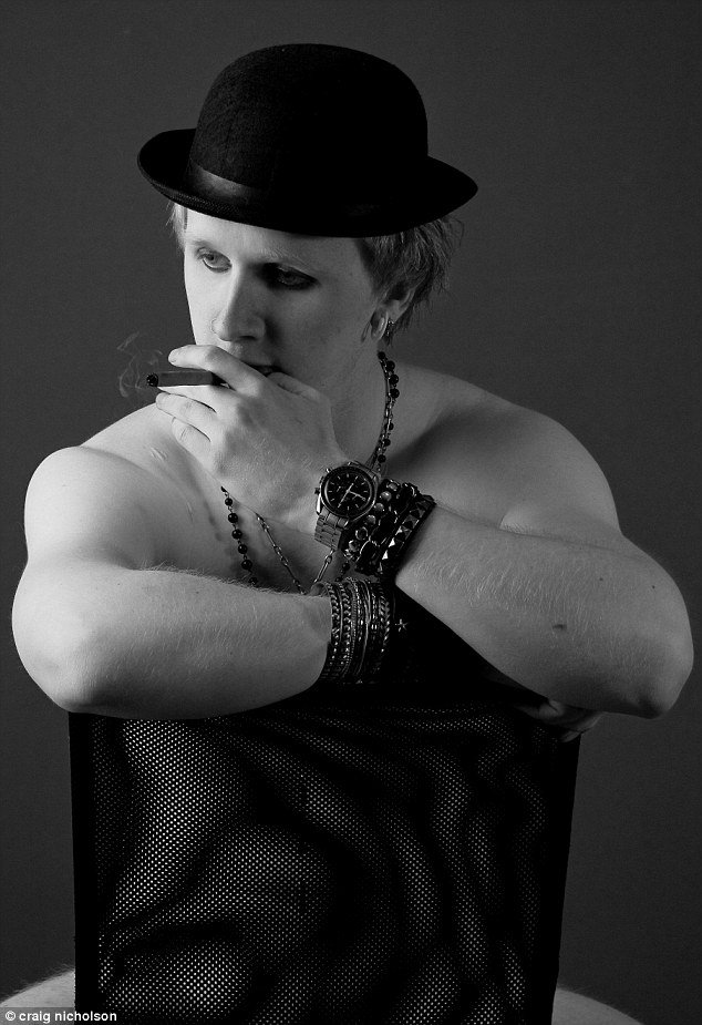 Αυτός είναι ο αλλόκοτος αδελφός του σέξι «Τζέιμς Μποντ» [εικόνες]  | iefimerida.gr 2