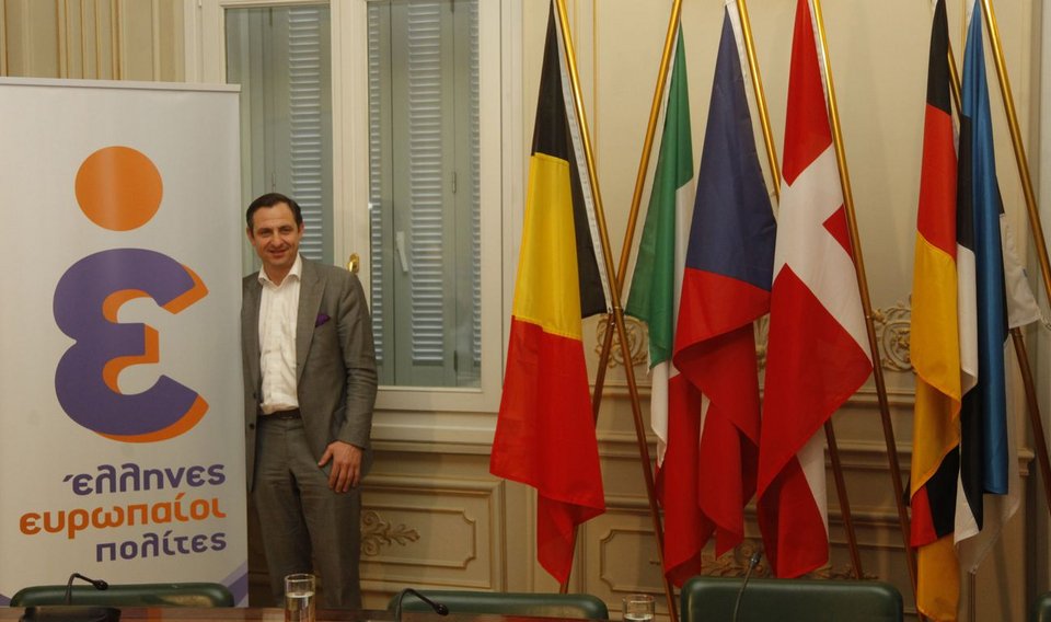 Απίστευτο: Η τροχαία σταματάει τον ευρωβουλευτή Χατζημαρκάκη που οδηγεί φαντεζί, πορτοκαλί διώροφο πούλμαν! [εικόνες] | iefimerida.gr 2