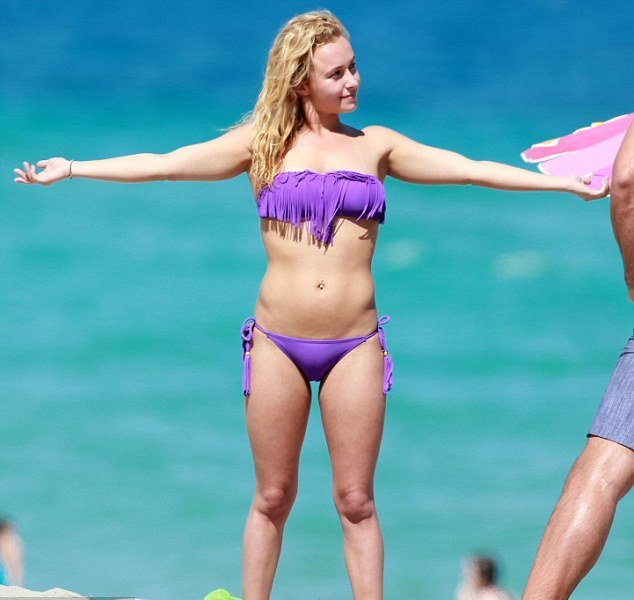 Η μικροσκοπική τηλεοπτική σταρ και ο θηριώδης Ουκρανός μποξέρ στην παραλία [εικόνες]  | iefimerida.gr 2