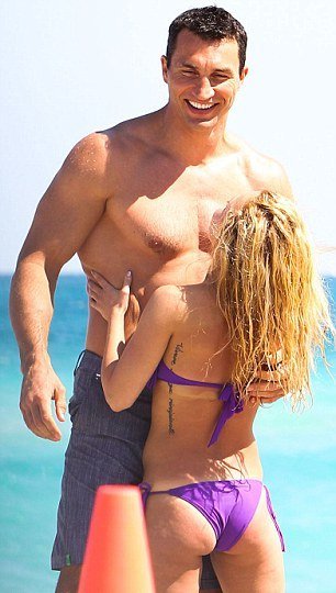 Η μικροσκοπική τηλεοπτική σταρ και ο θηριώδης Ουκρανός μποξέρ στην παραλία [εικόνες]  | iefimerida.gr 4